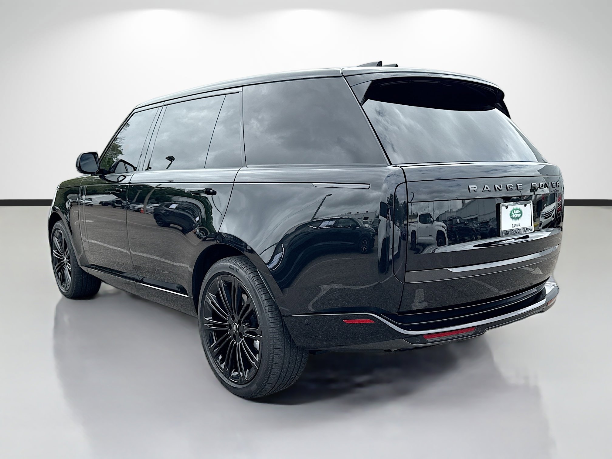 Used 2025 Land Rover Range Rover Long Wheelbase SE AWD/4WD image 3