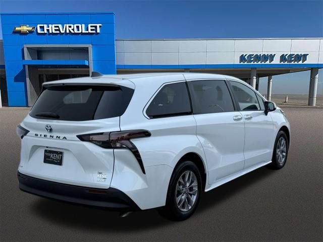 Used 2025 Toyota Sienna XLE FWD image 5