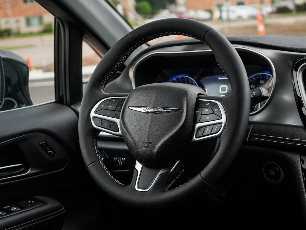 New 2026 Chrysler Pacifica Select AWD/4WD image 16