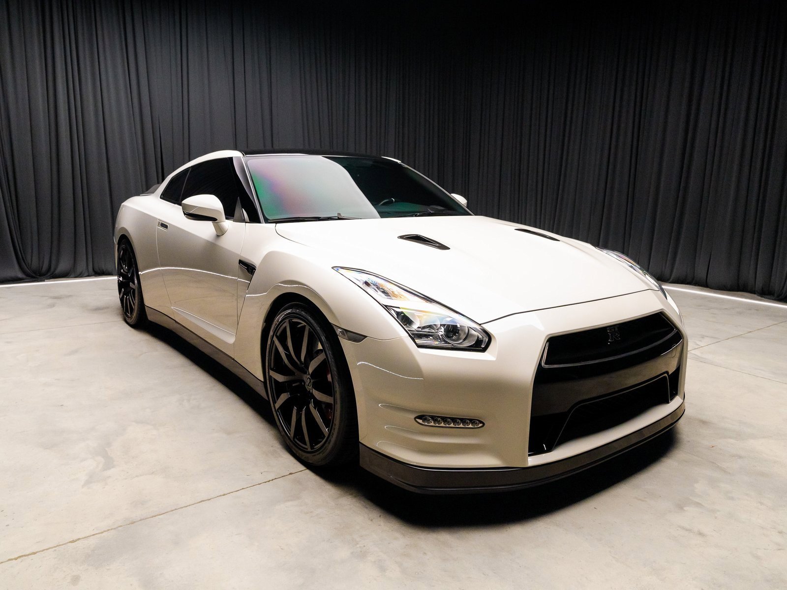 Used 2015 Nissan GT-R Premium image 7