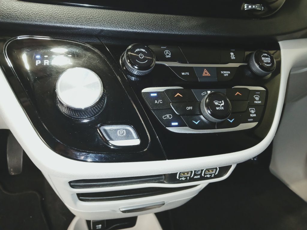 Used 2024 Chrysler Voyager LX FWD image 21