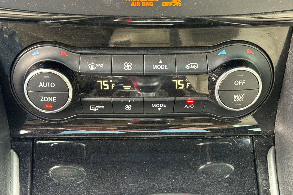 Used 2017 INFINITI QX30 Premium w/ Technology Package image 33