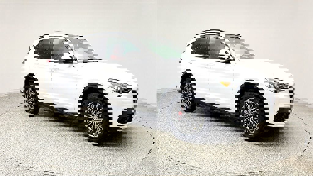 Used 2023 Alfa Romeo Stelvio Sprint image 3