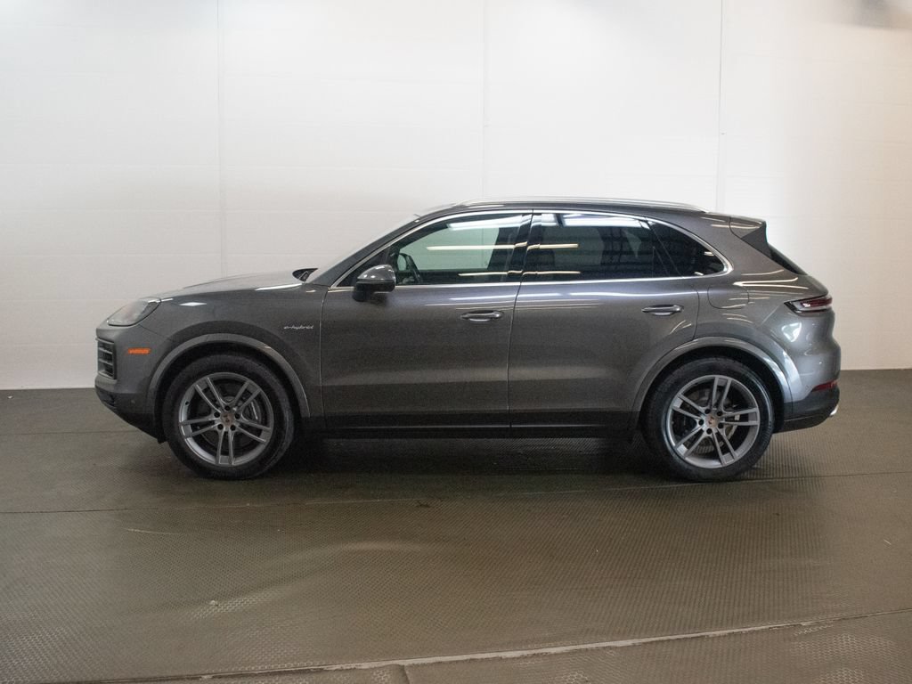 Certified 2026 Porsche Cayenne E-Hybrid AWD/4WD image 2
