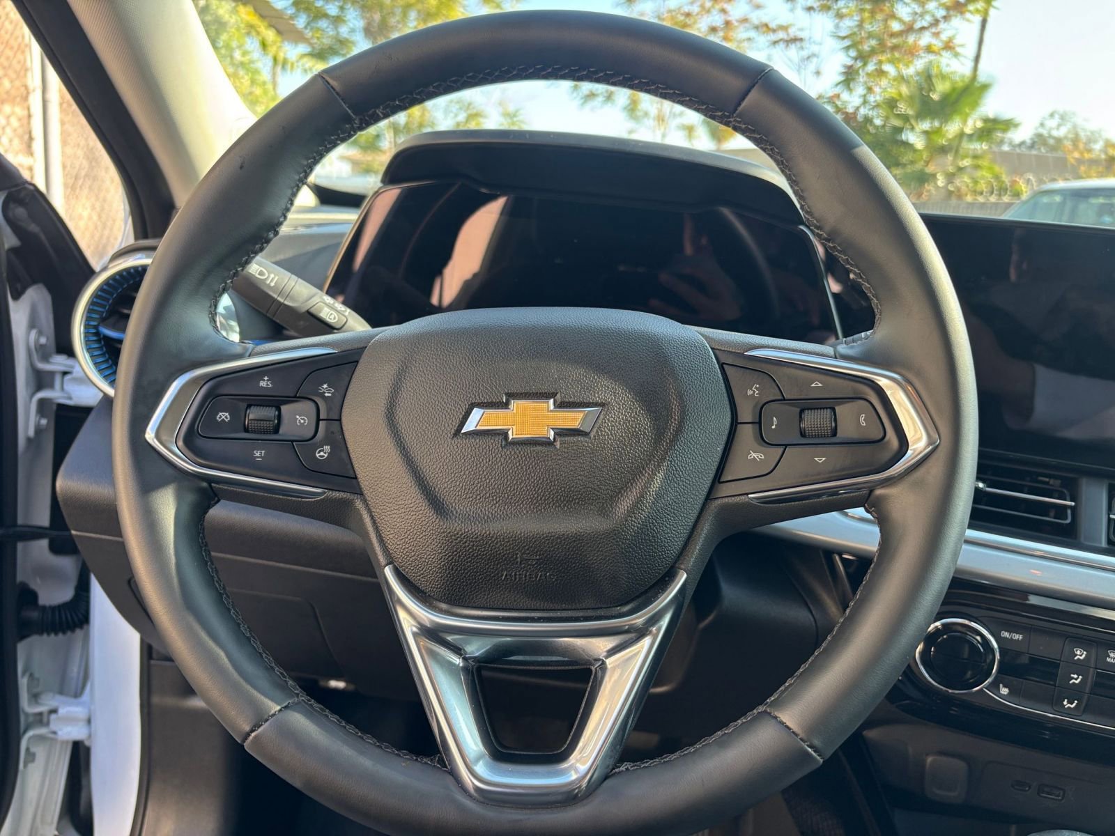 Used 2025 Chevrolet Trax LT w/ LT Convenience Package image 28