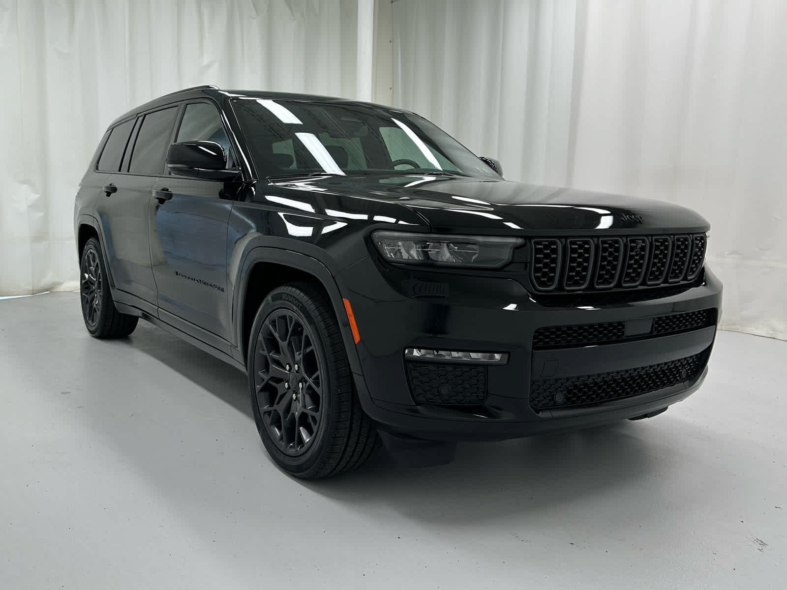 Used 2023 Jeep Grand Cherokee L Summit AWD/4WD image 2