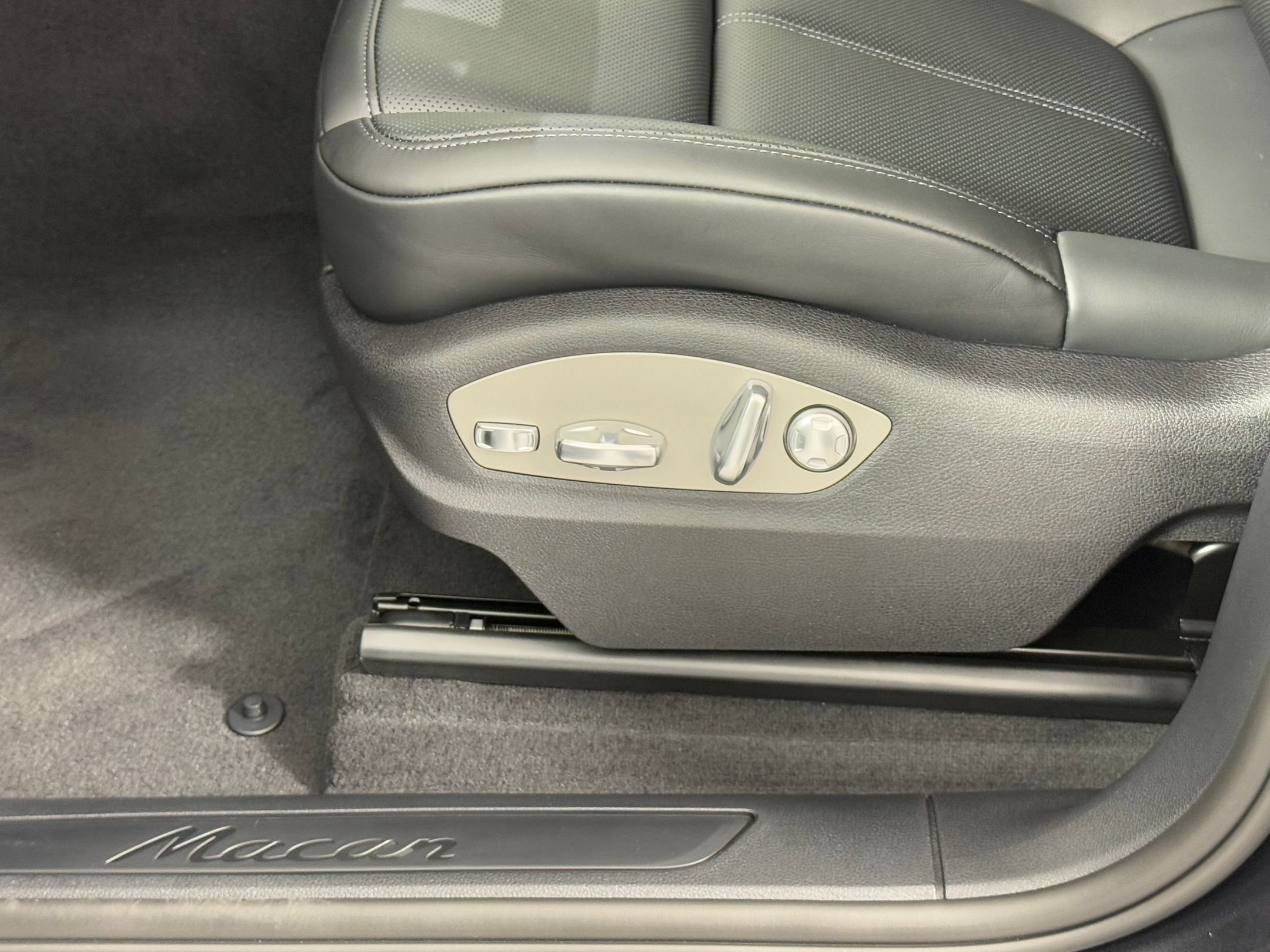 Certified 2026 Porsche Macan AWD/4WD image 15