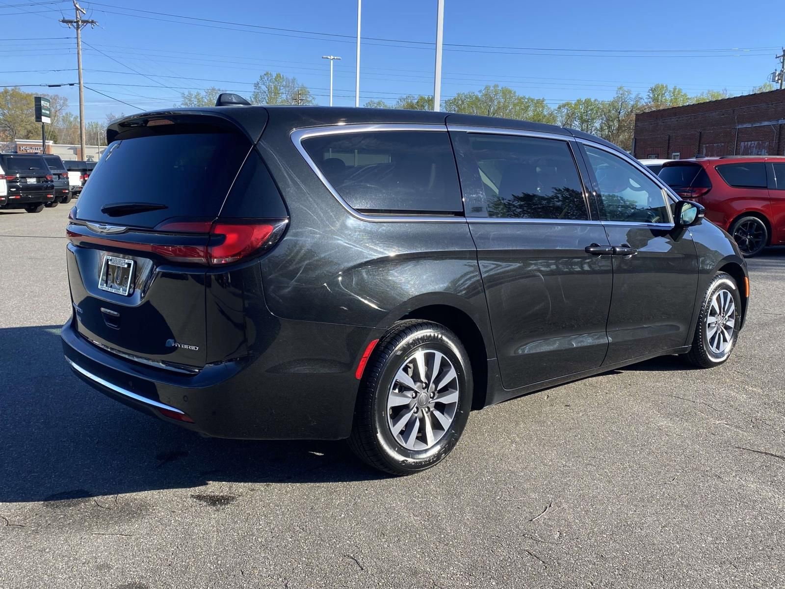 Used 2024 Chrysler Pacifica Limited FWD image 7