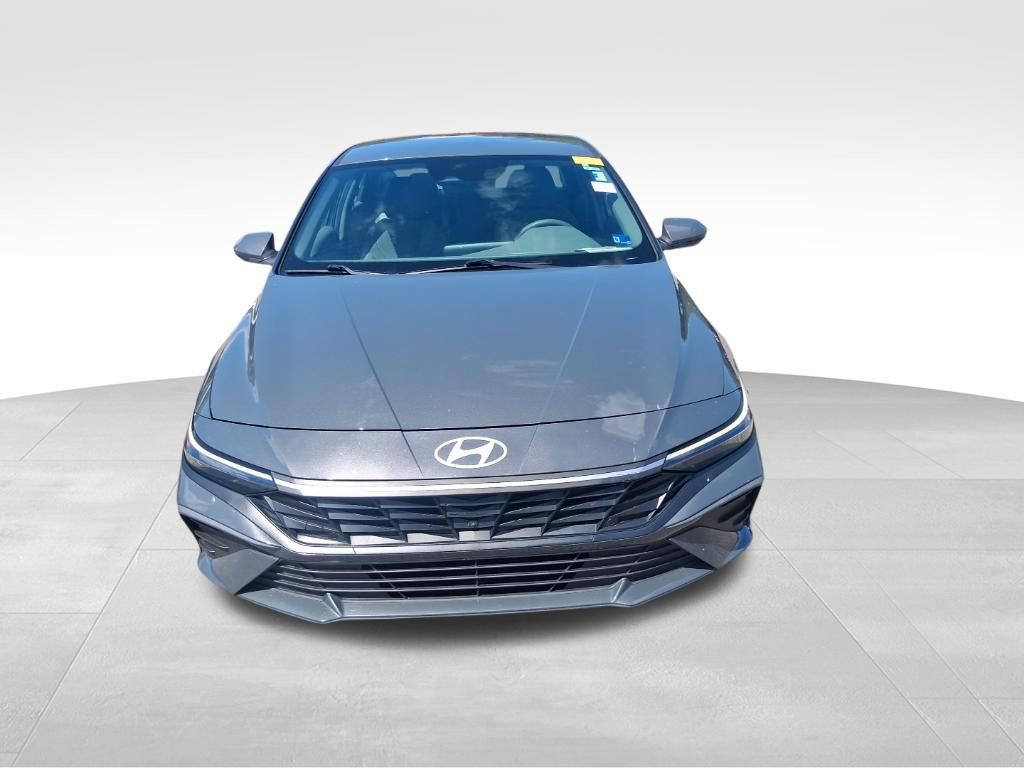 Used 2024 Hyundai Elantra SEL FWD image 2