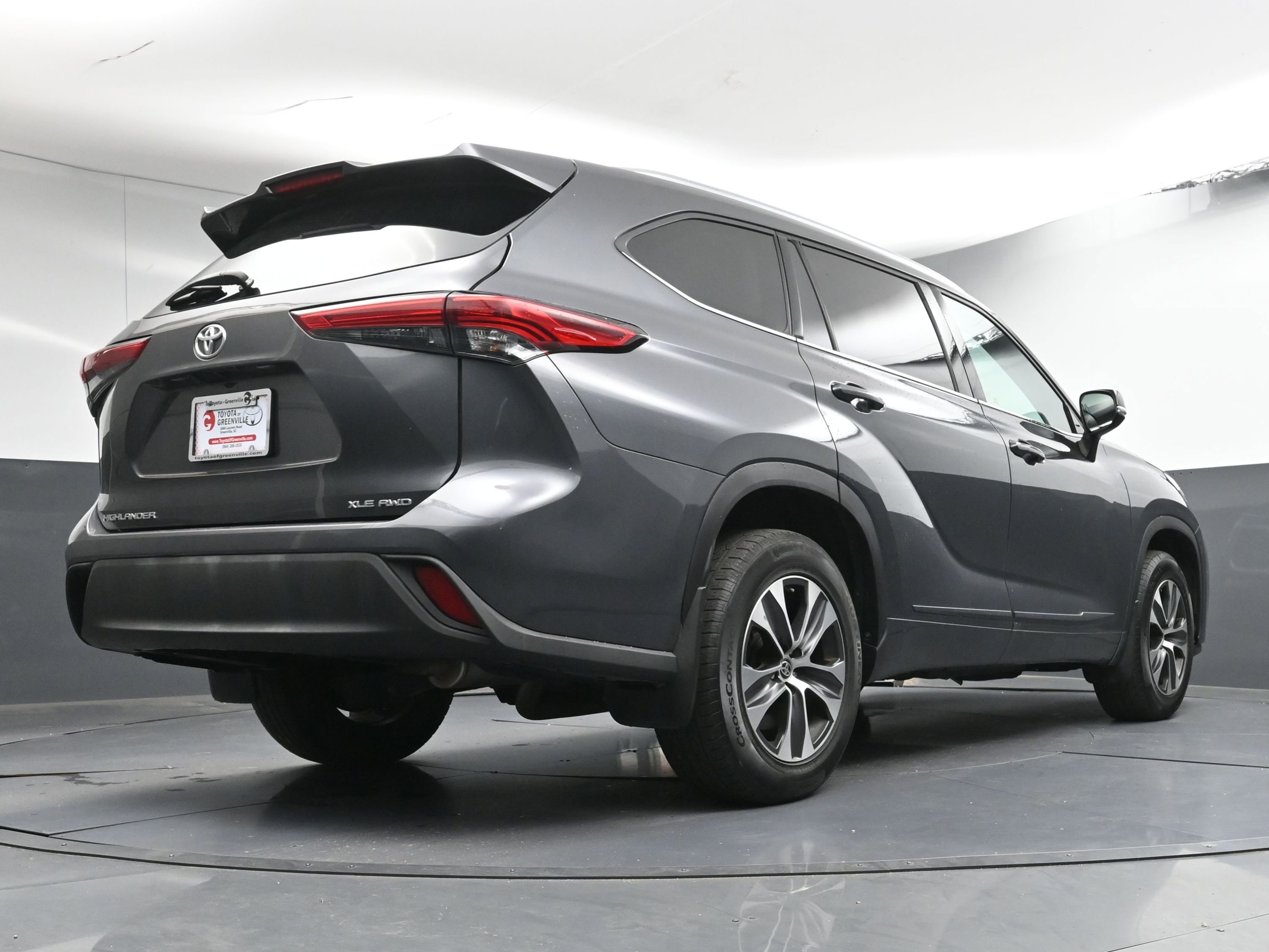 Used 2020 Toyota Highlander XLE image 28