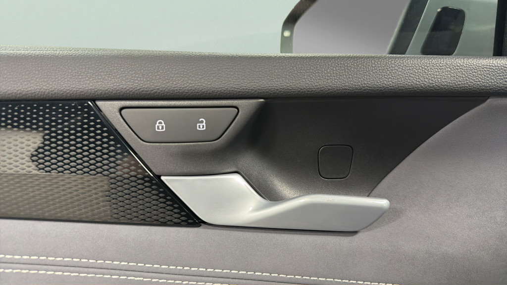 Certified 2025 Volkswagen Tiguan SE AWD/4WD image 16