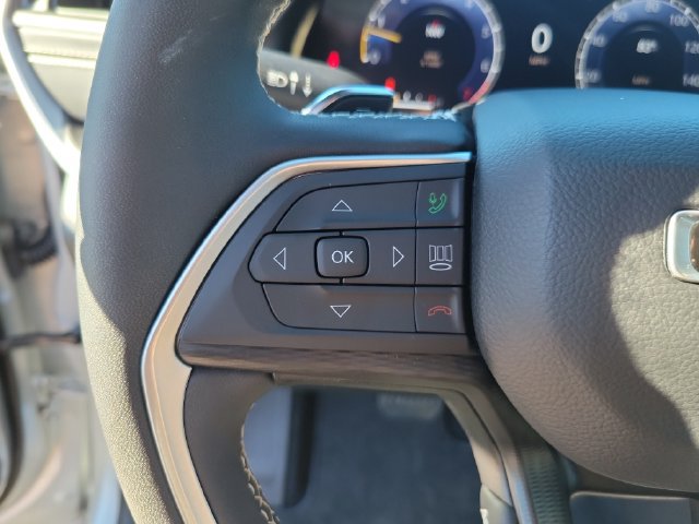 Used 2025 Jeep Grand Cherokee Laredo RWD image 17
