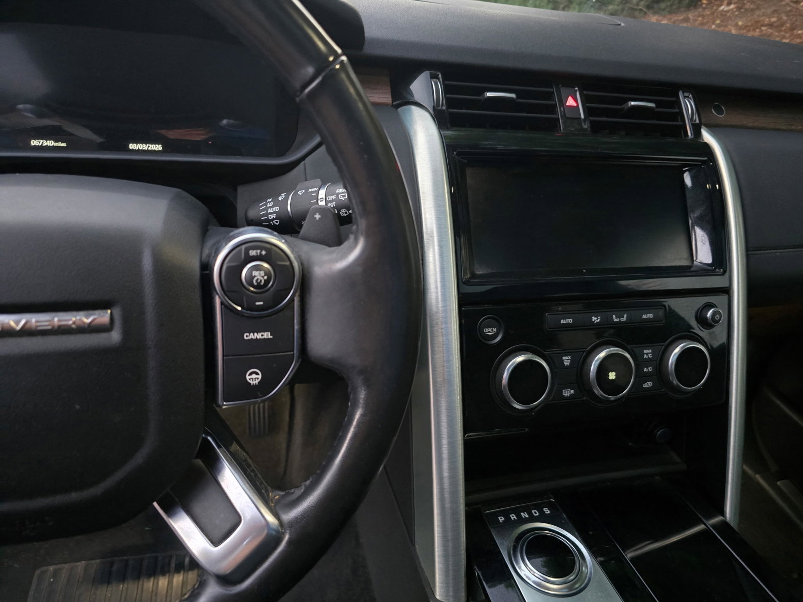 Used 2018 Land Rover Discovery HSE image 16