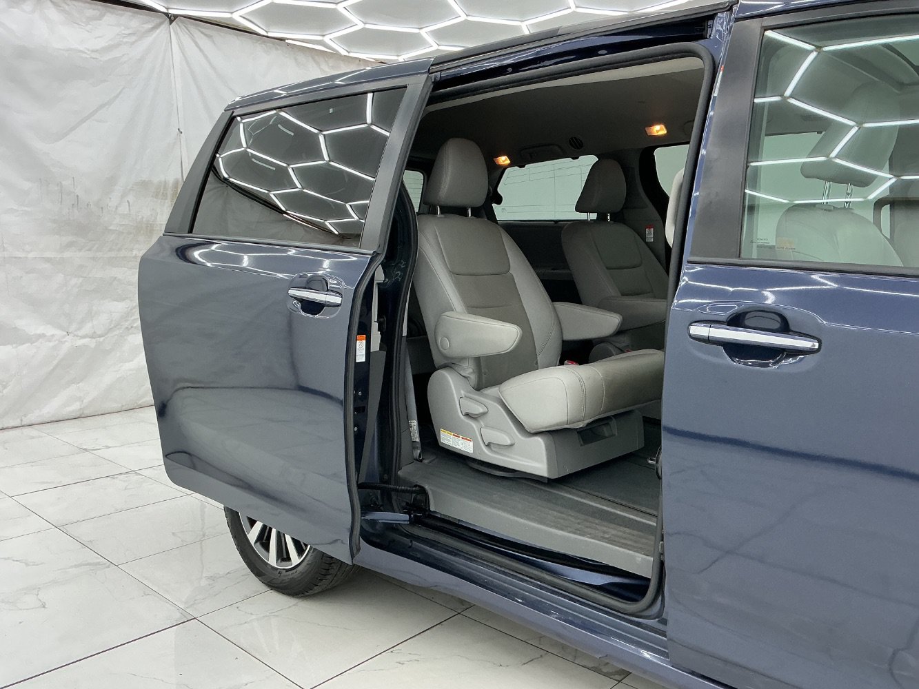Used 2020 Toyota Sienna XLE AWD/4WD image 23