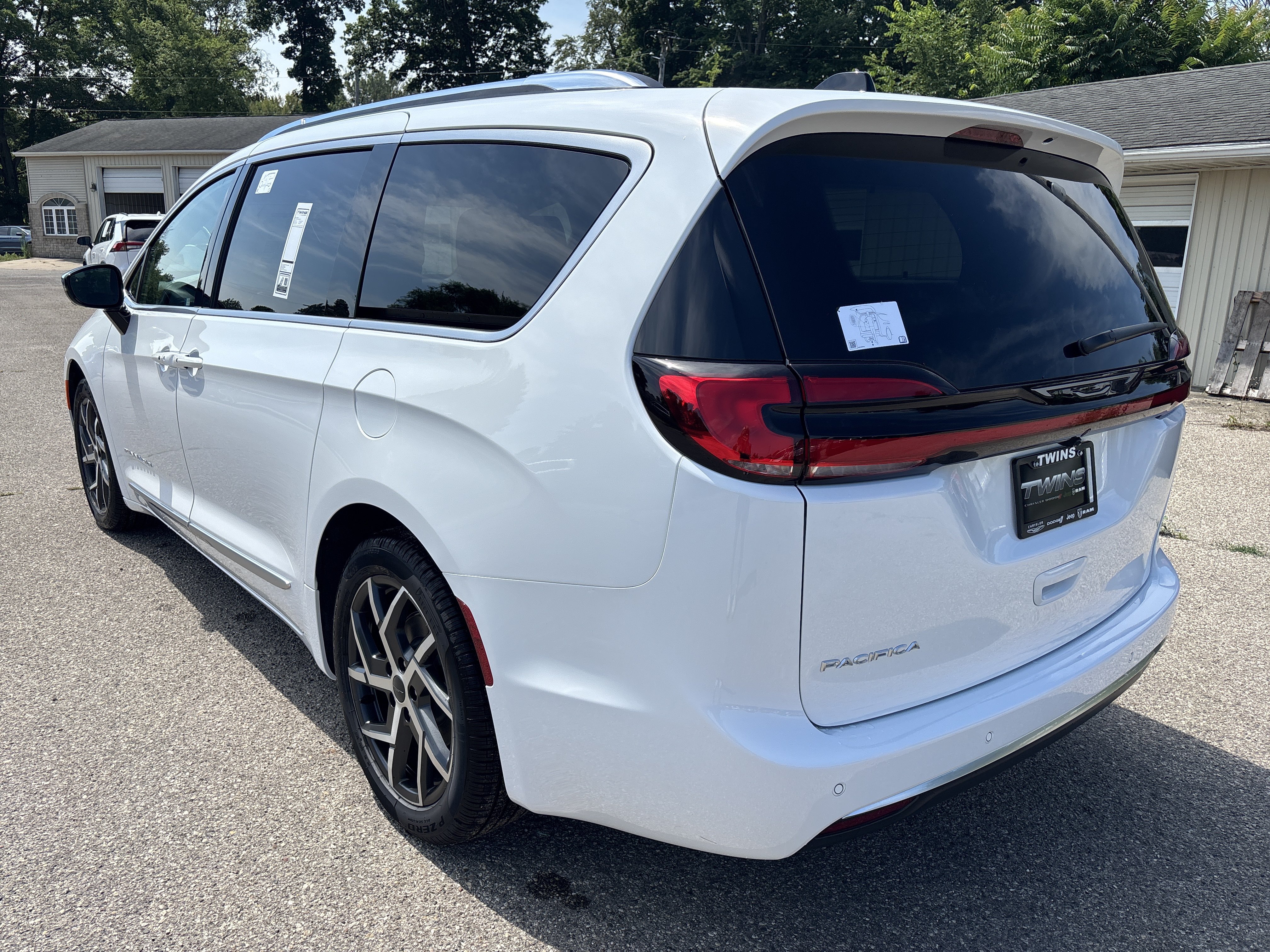 New 2027 Chrysler Pacifica Pinnacle FWD image 11