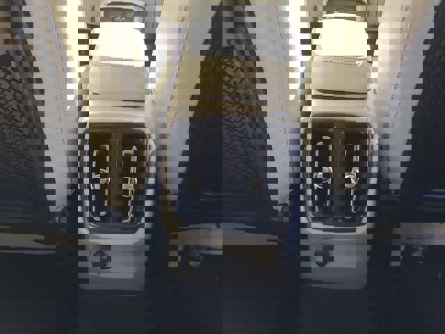 Used 2023 Volvo XC40 B5 Plus image 22