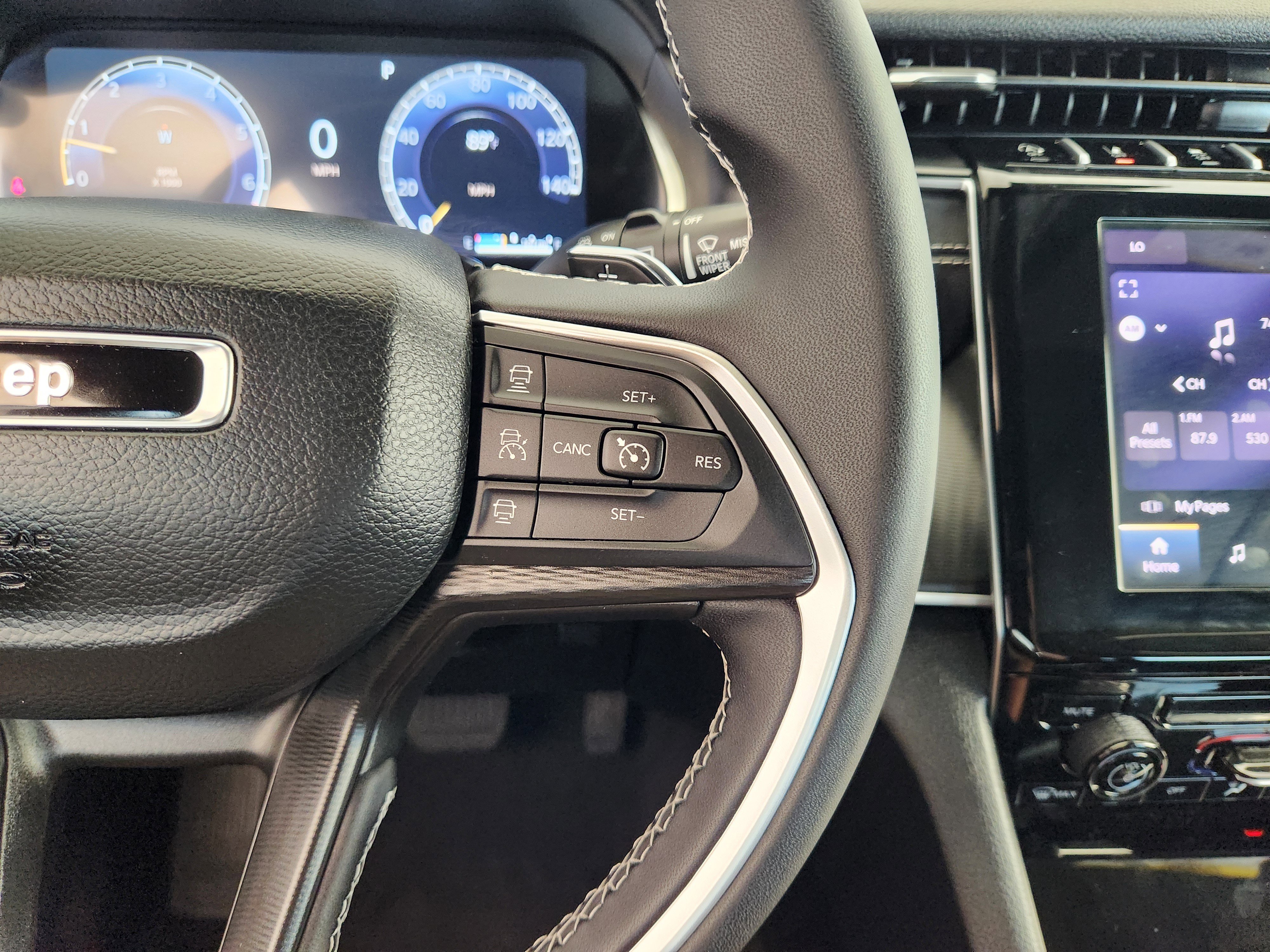 Used 2025 Jeep Grand Cherokee Laredo X image 30