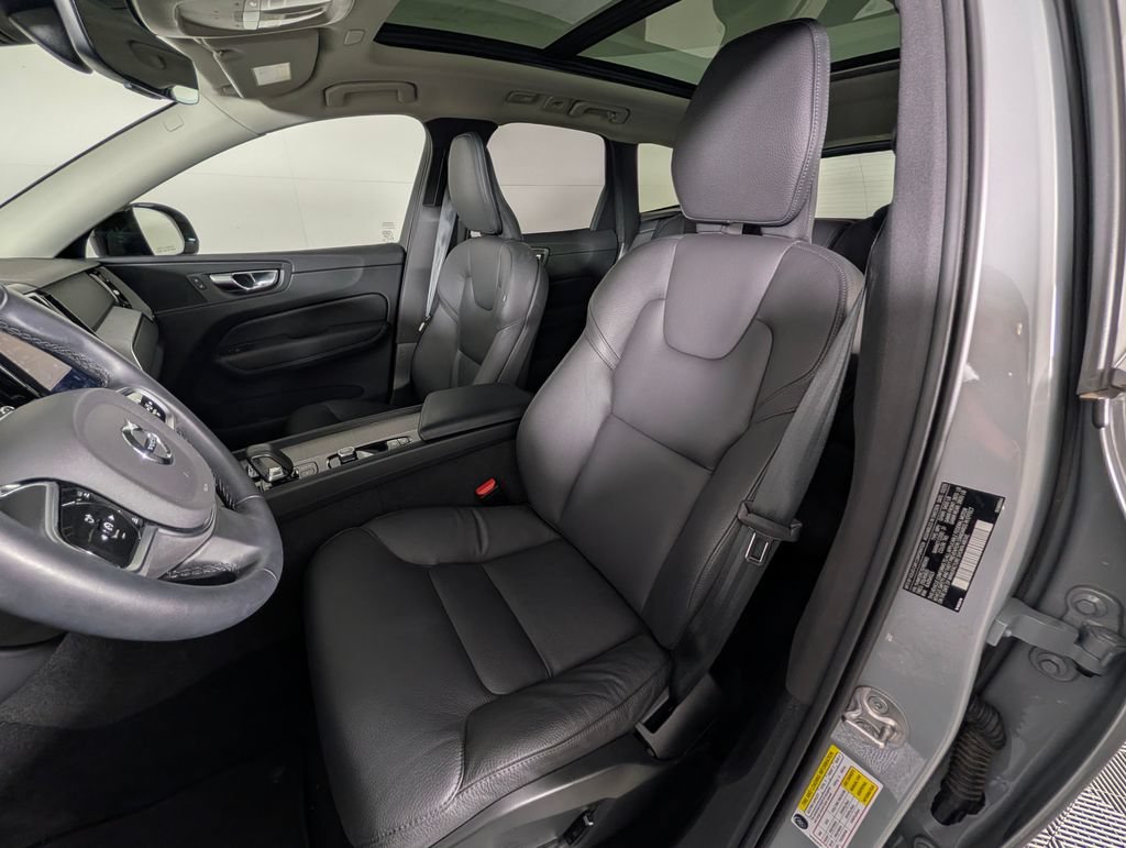 Used 2025 Volvo XC60 B5 Plus AWD/4WD image 5