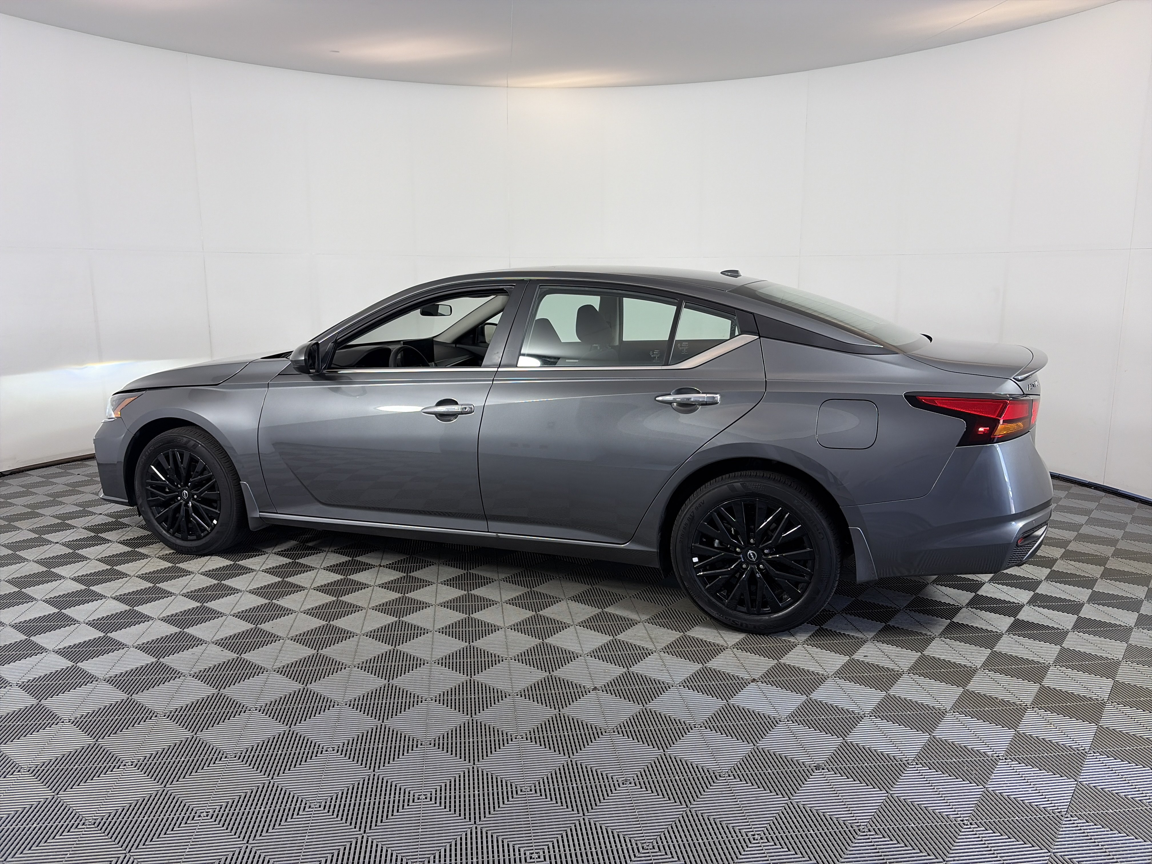 Used 2025 Nissan Altima 2.5 SV w/ SV Special Edition Package AWD/4WD image 8