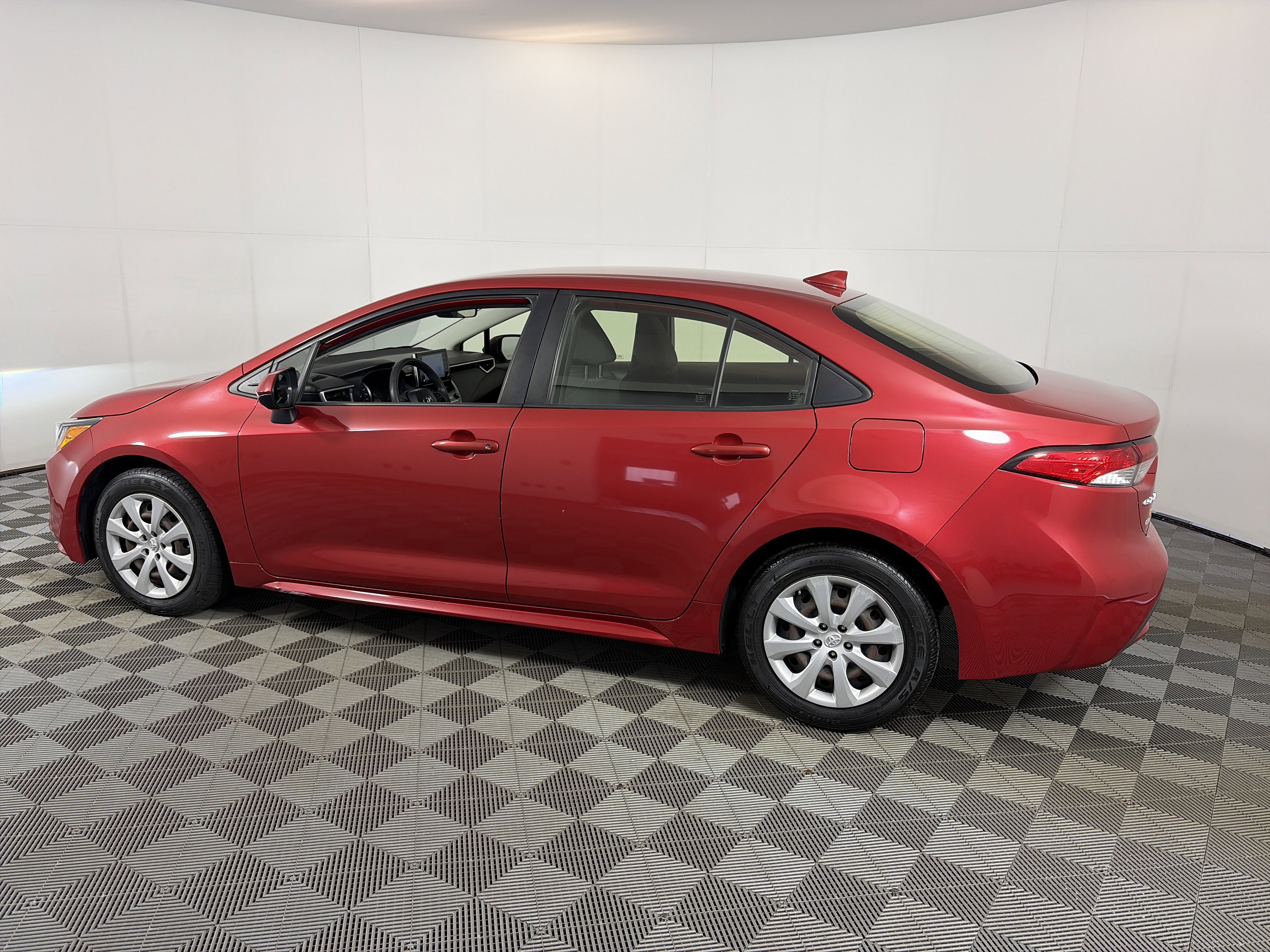 Used 2020 Toyota Corolla LE image 8