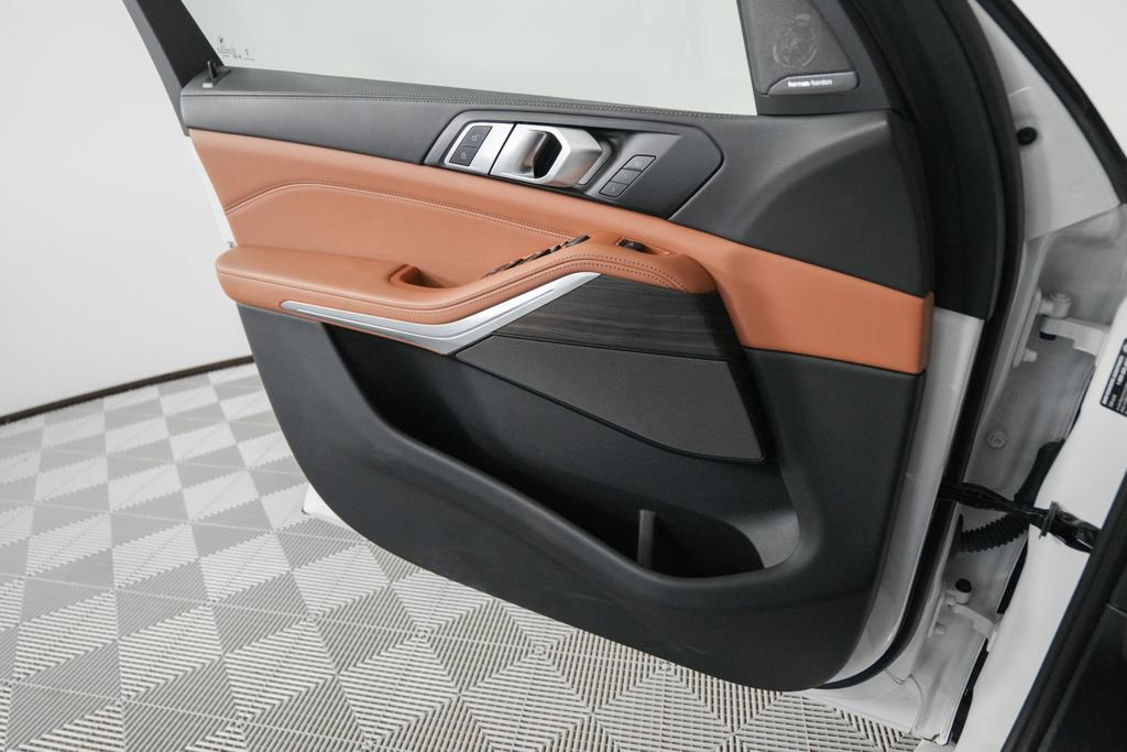 Used 2024 BMW X5 sDrive40i w/ M Sport Package image 12