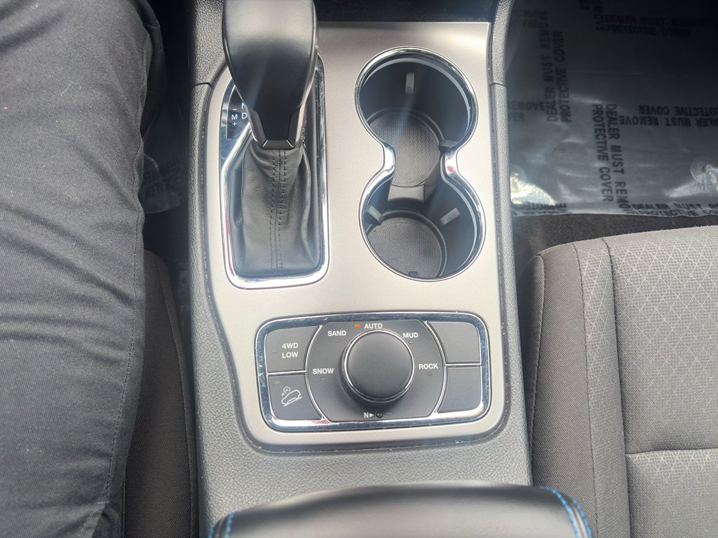 Used 2019 Jeep Grand Cherokee Laredo AWD/4WD image 11