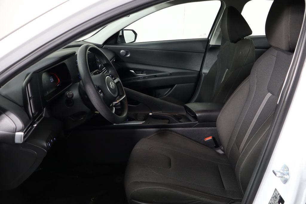 Used 2025 Hyundai Elantra SE FWD image 14