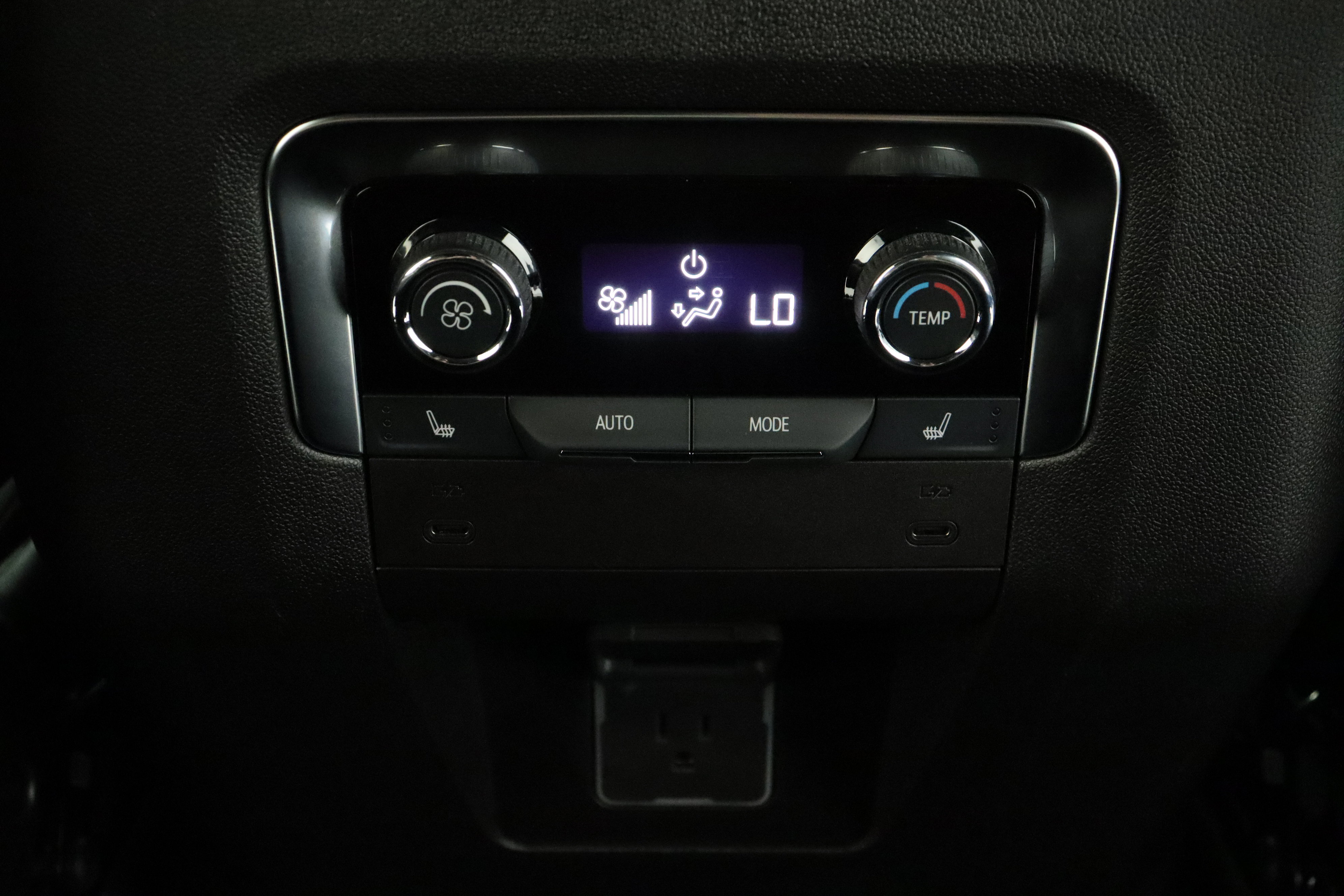 Used 2025 Chevrolet Suburban LT w/ Comfort Package RWD image 32