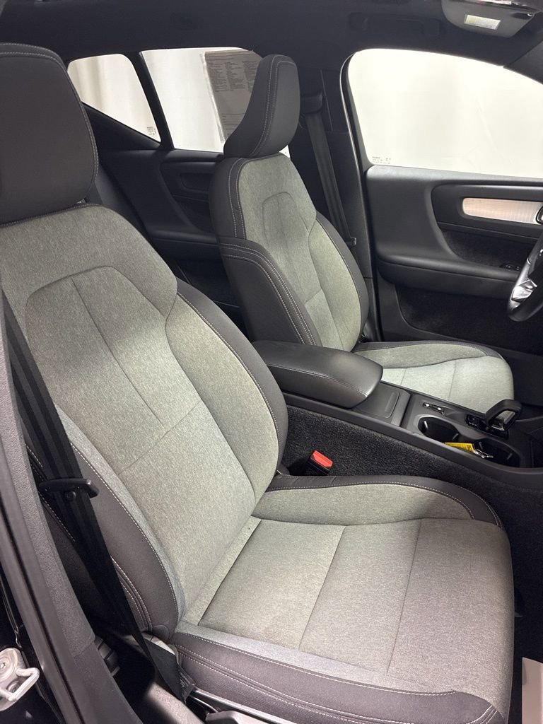 Used 2024 Volvo XC40 B5 Core image 27