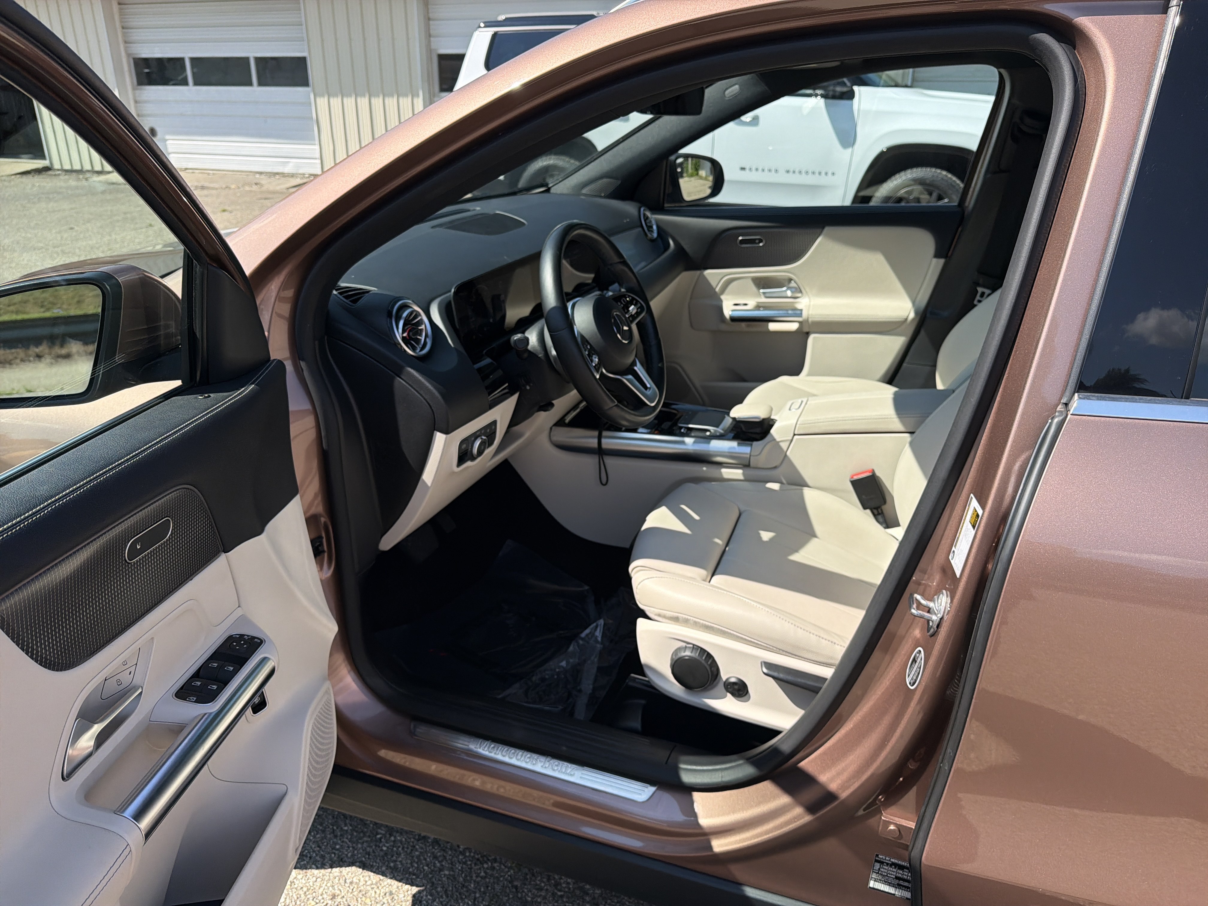 Used 2022 Mercedes-Benz GLA 250 4MATIC w/ Premium Package Lite image 16
