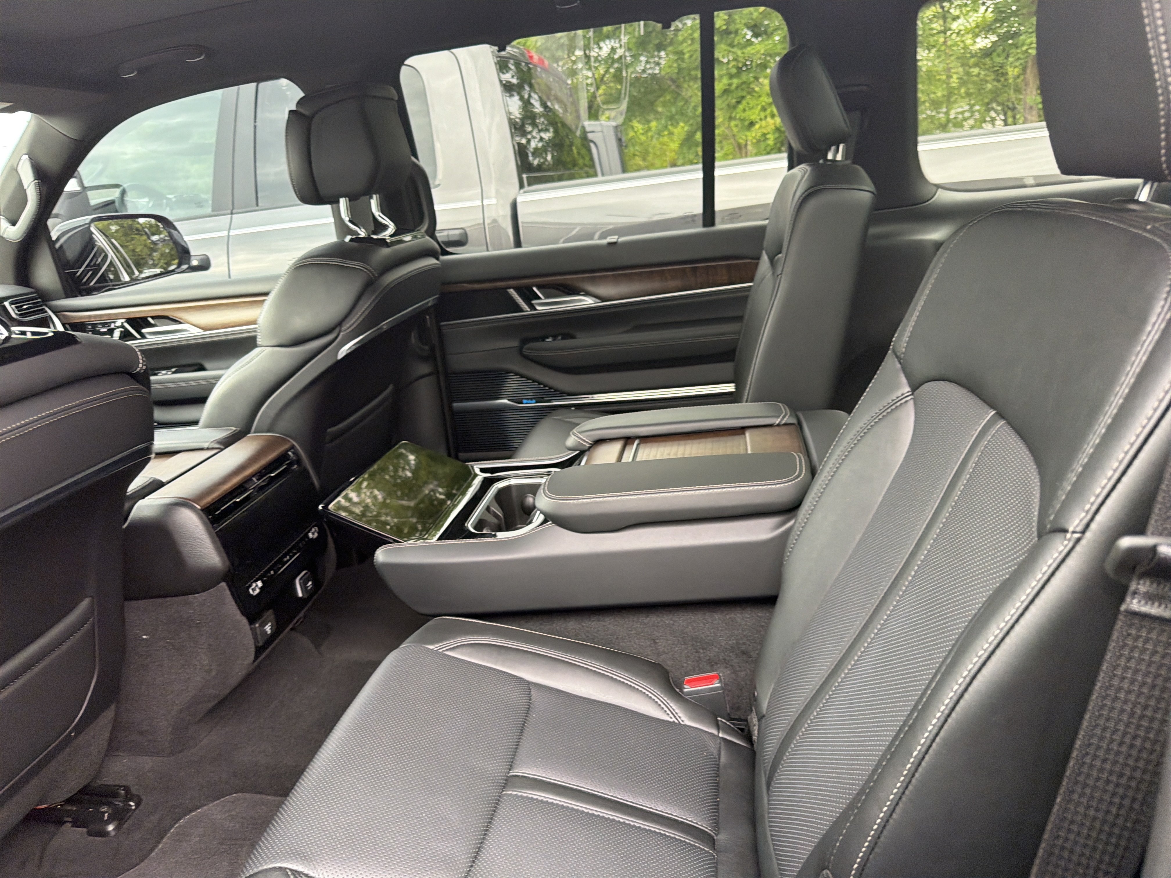 Used 2025 Jeep Grand Wagoneer 4WD image 13