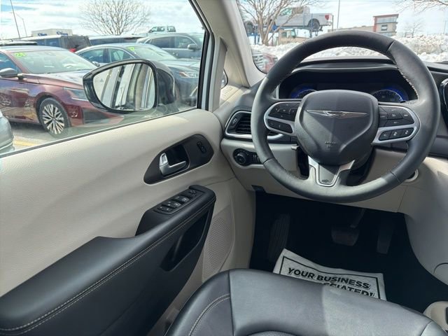 Used 2024 Chrysler Pacifica Touring-L image 23