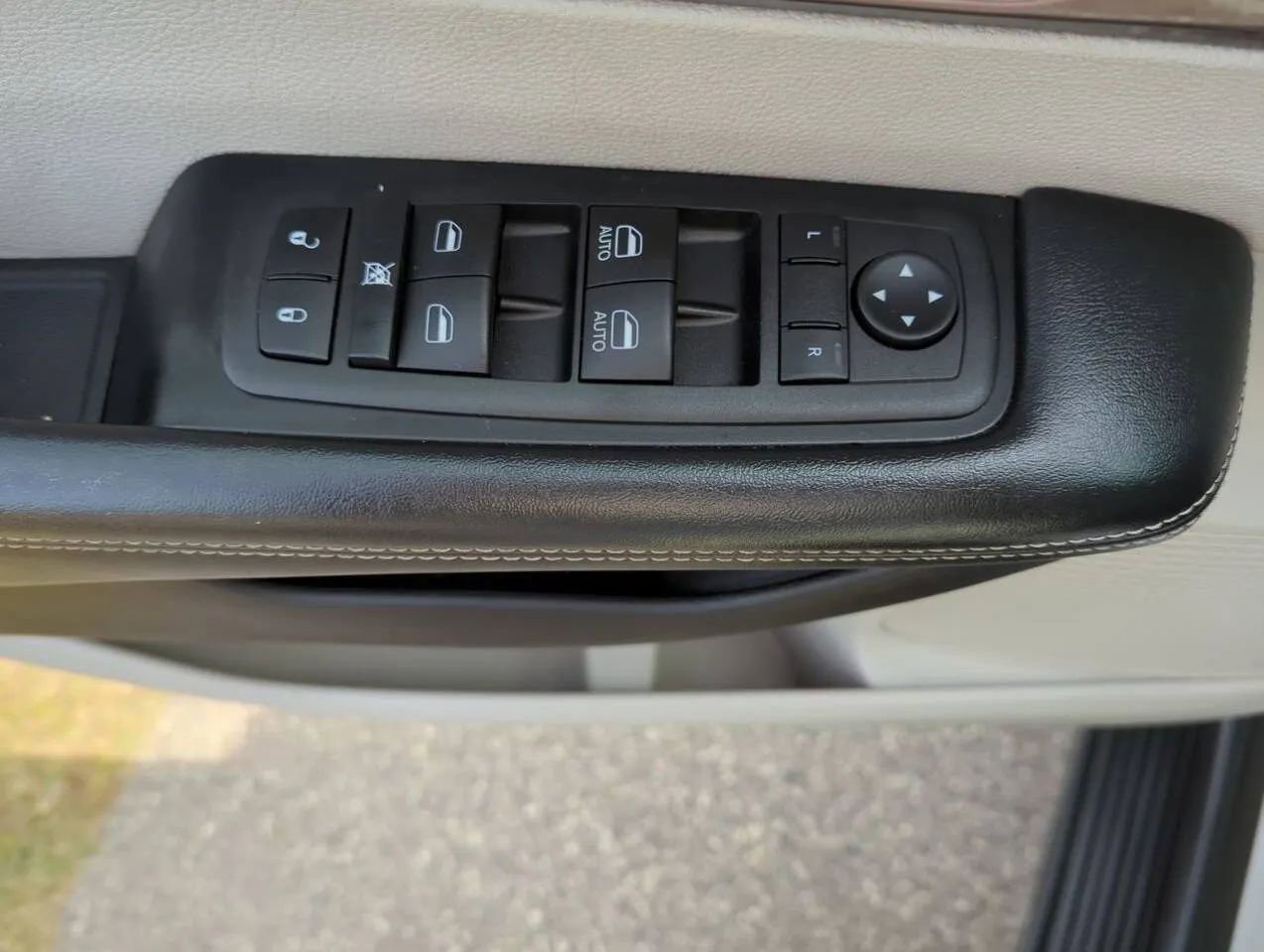 Used 2023 Chrysler Voyager LX FWD image 14