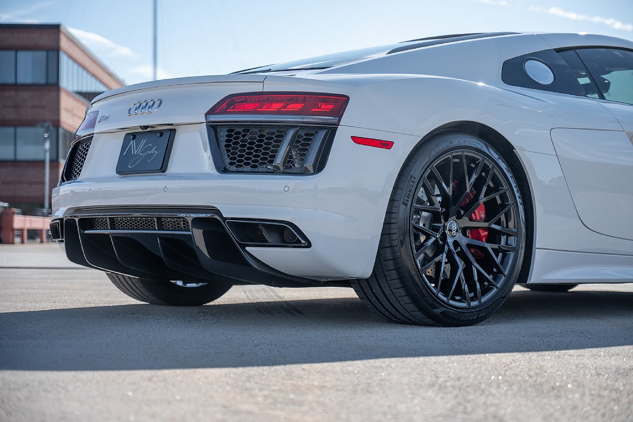 Used 2018 Audi R8 V10 w/ Premium Package RWD image 8