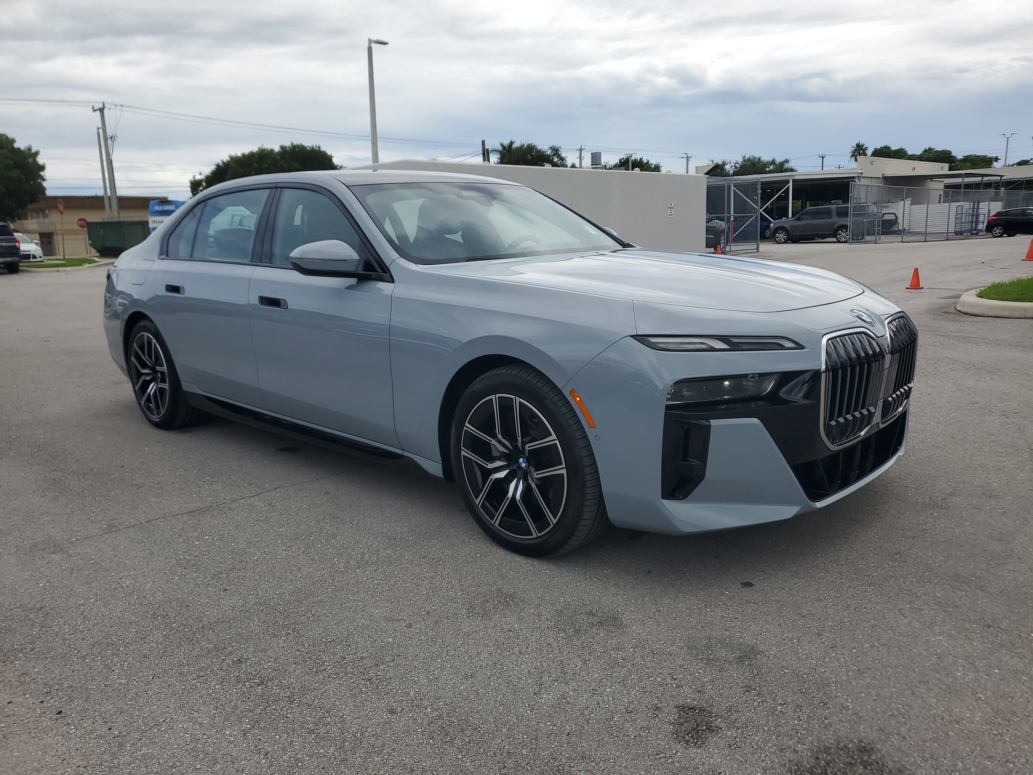 Used 2024 BMW 740i xDrive image 3