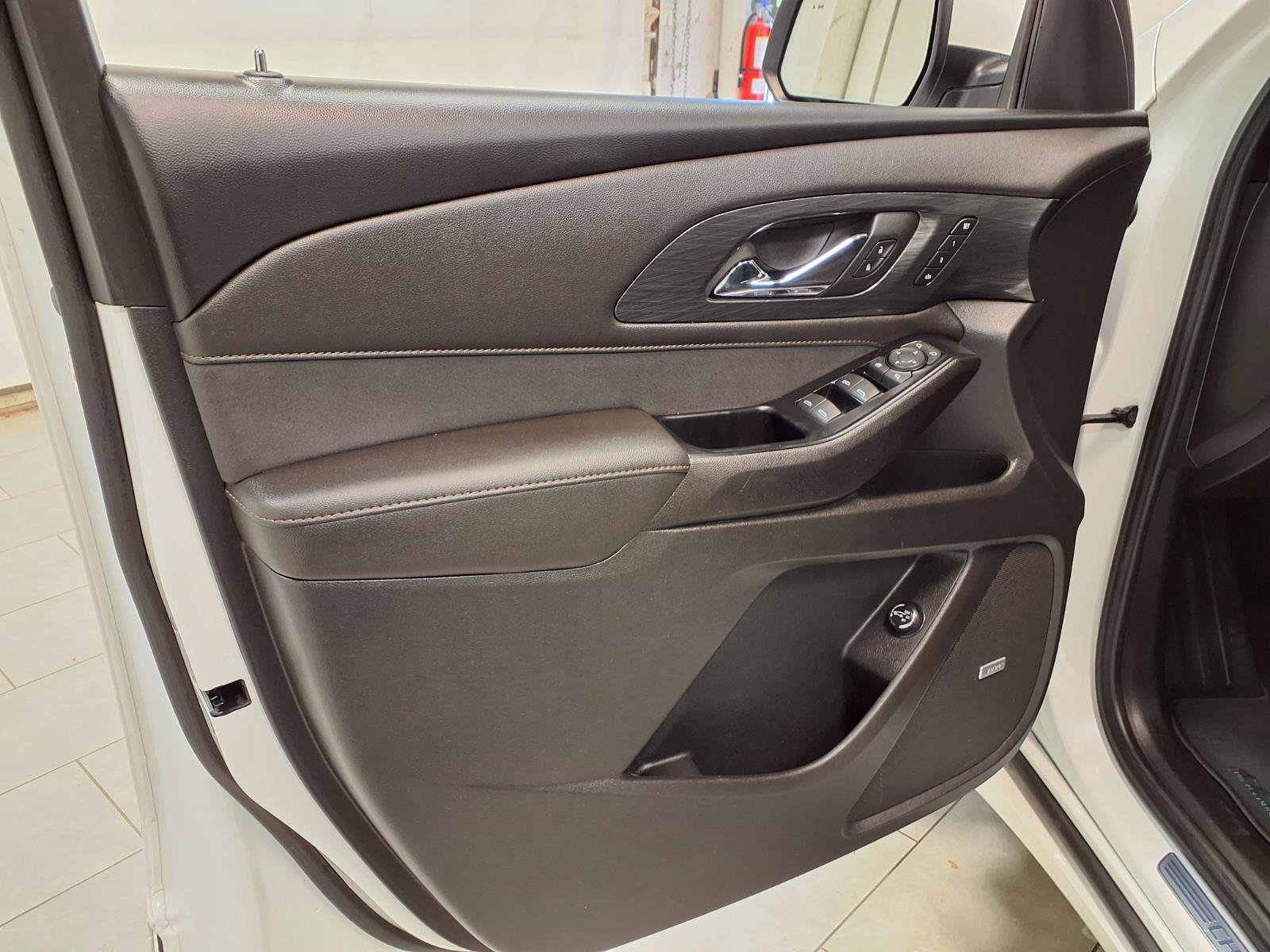 Used 2023 Chevrolet Traverse High Country FWD image 27