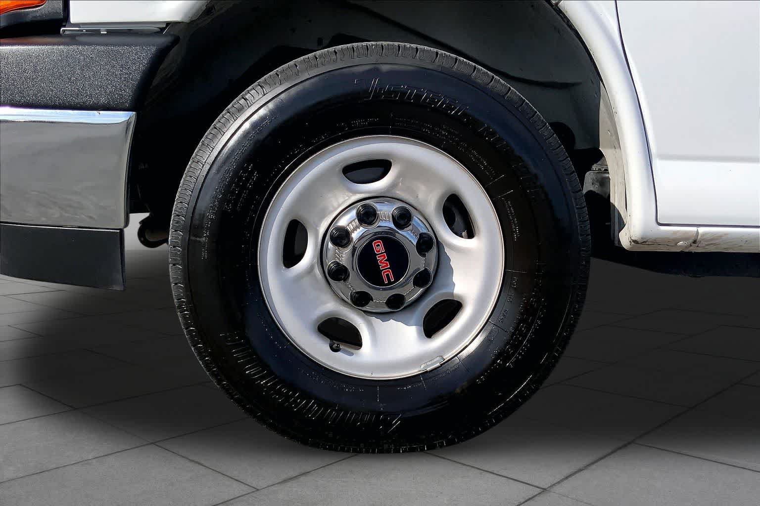 Used 2025 GMC Savana 3500 LT RWD image 11