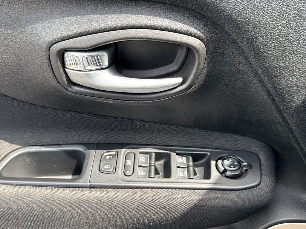 Used 2016 Jeep Renegade Latitude FWD image 20