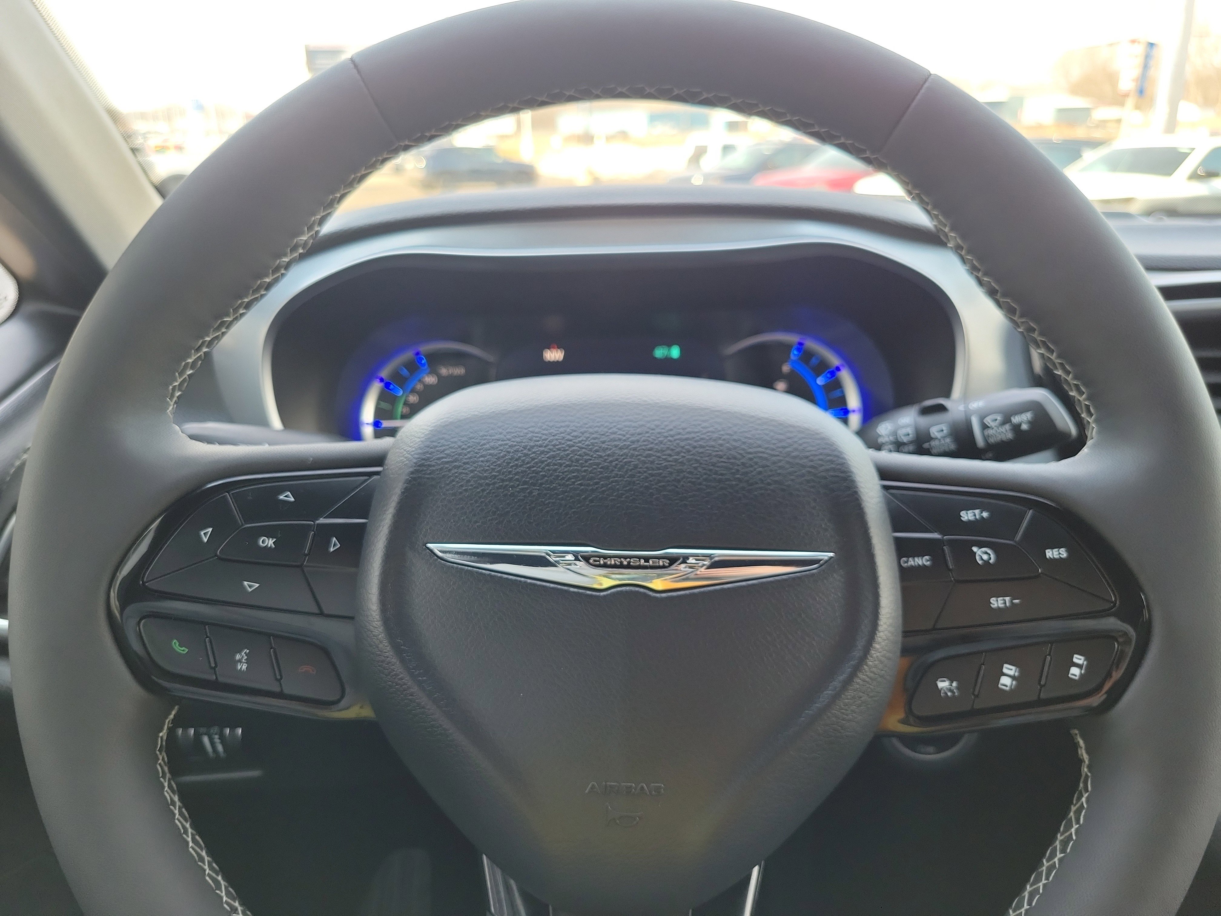 Used 2025 Chrysler Pacifica Premium image 9