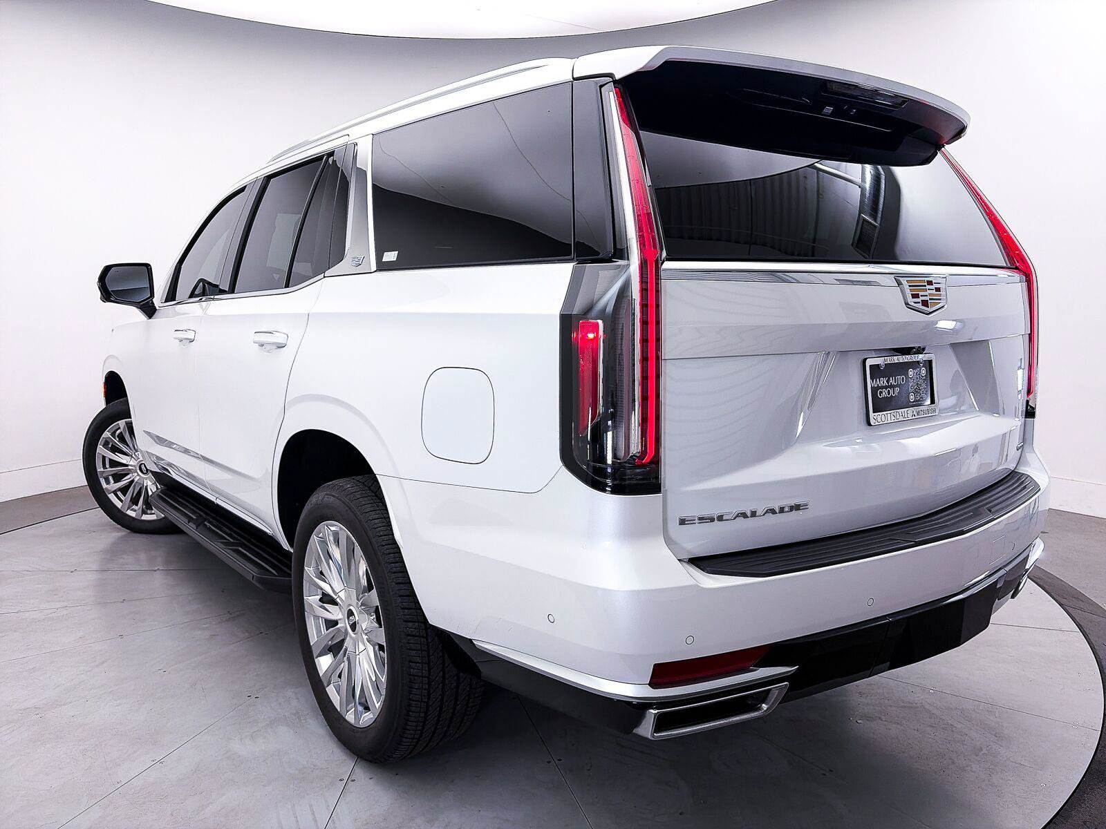 Used 2024 Cadillac Escalade Premium Luxury AWD/4WD image 2