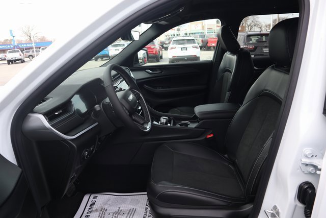 New 2025 Jeep Grand Cherokee L Altitude image 8