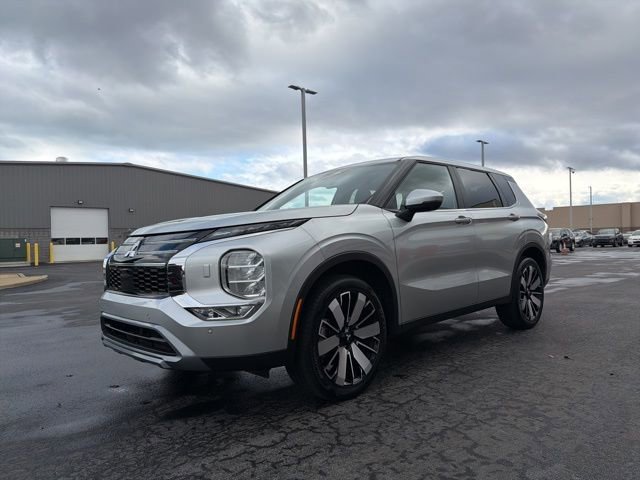 Used 2025 Mitsubishi Outlander SE image 3