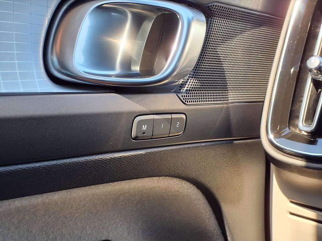 Used 2021 Volvo XC40 T4 Momentum w/ Protection Package Premier image 32