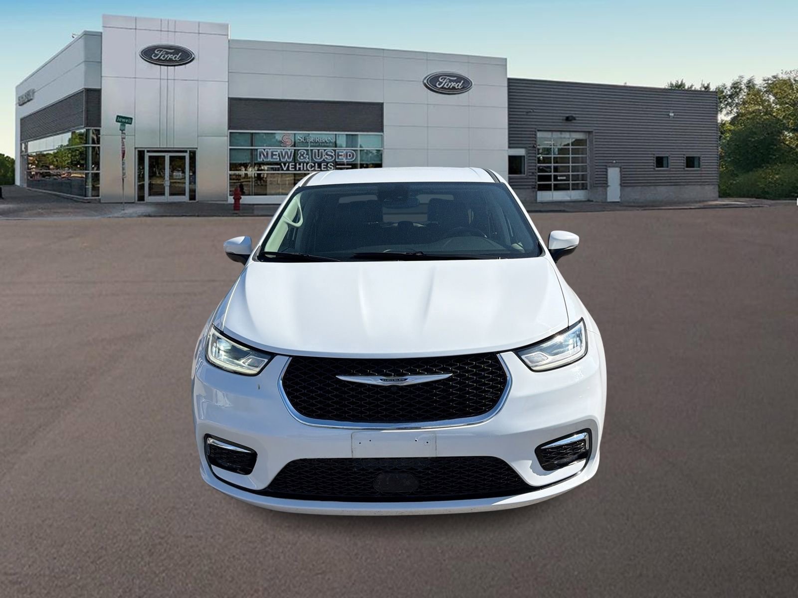 Used 2023 Chrysler Pacifica Touring-L FWD image 3