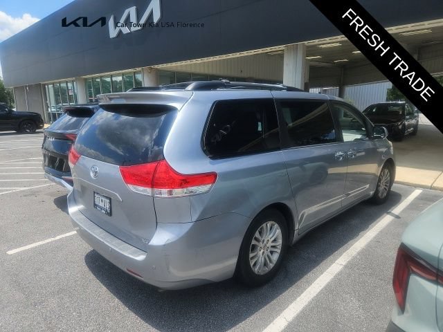 Used 2013 Toyota Sienna XLE FWD image 2