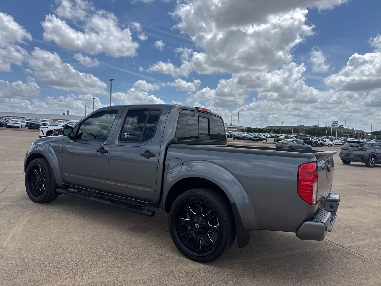 Used 2020 Nissan Frontier SV w/ Midnight Edition Floor Mats image 16