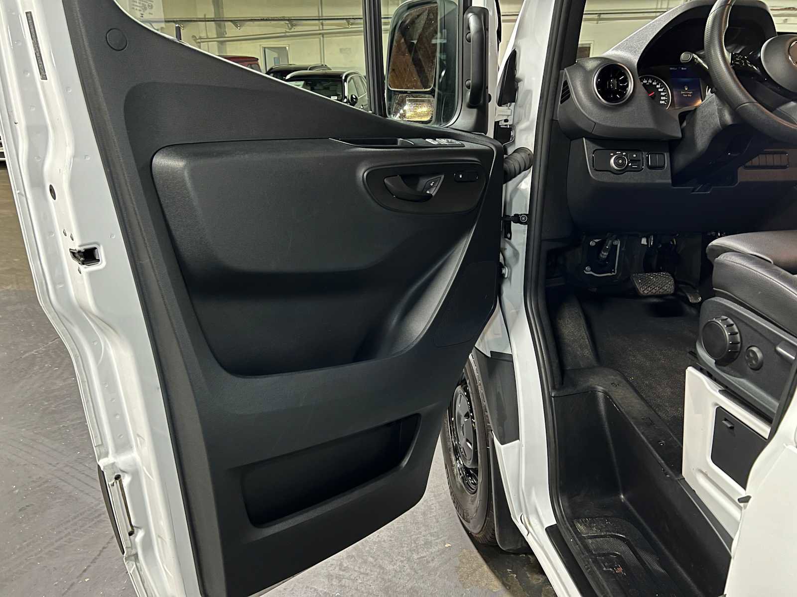 Used 2025 Mercedes-Benz Sprinter 2500 image 21
