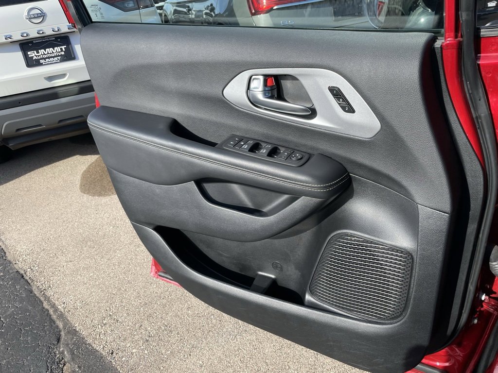 Used 2025 Chrysler Pacifica Limited image 52