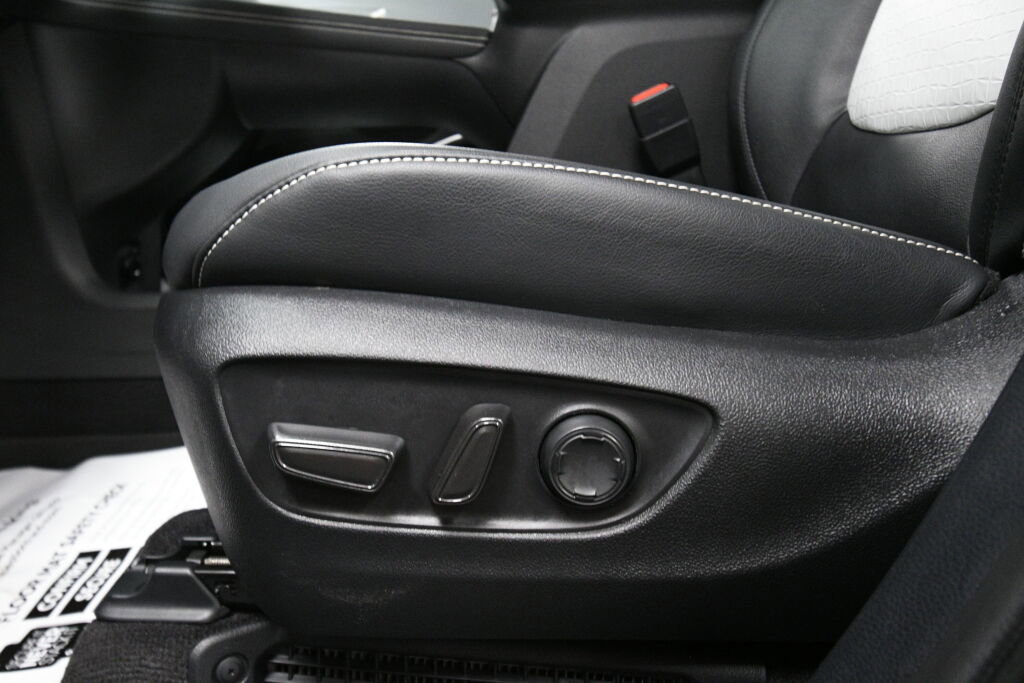 Used 2025 Toyota Sienna XSE w/ XSE Plus Package image 10