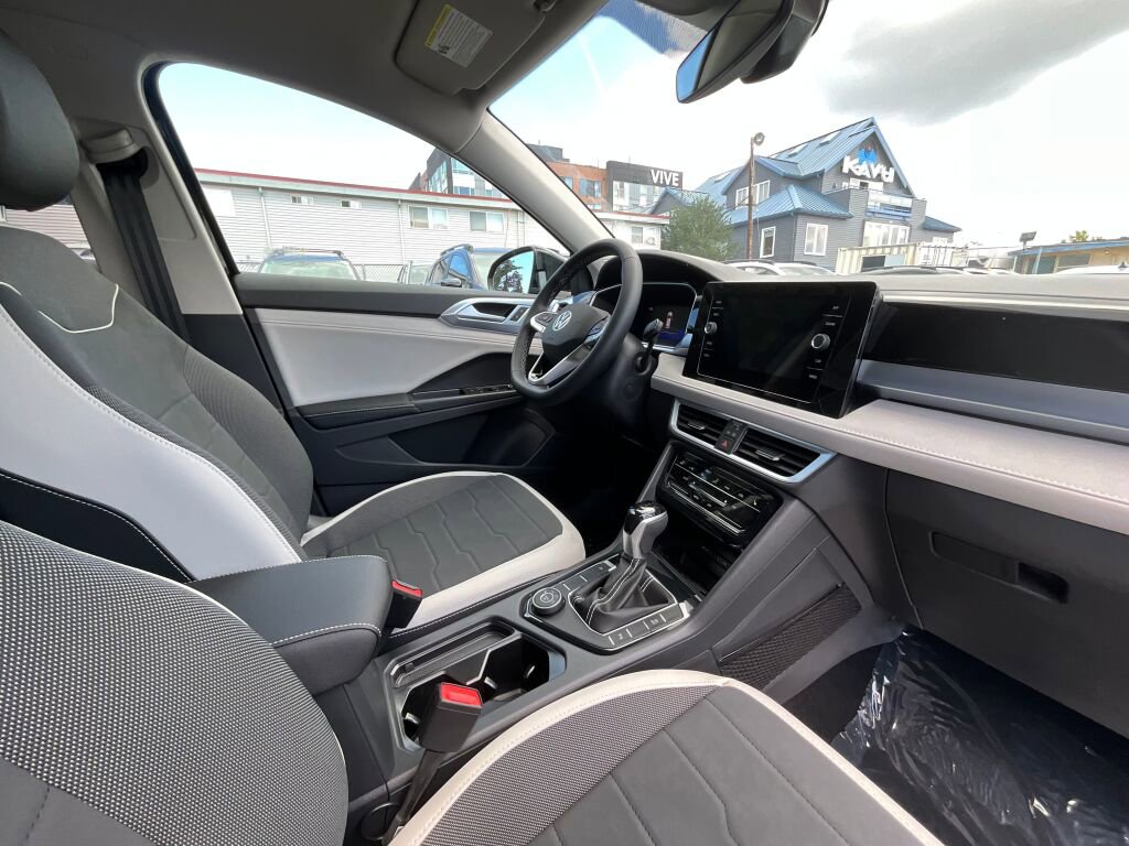 New 2025 Volkswagen Taos SE image 18